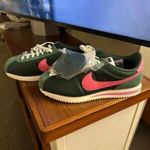 AKA alert NEW w/ box - Nike Cortez Green/Pink Women Sz. 6.5